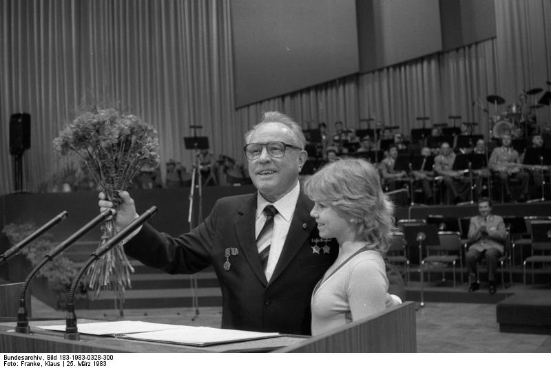 Flores para Simone Nikolaizig que sorprendió al primer presidente del Dynamo Sportvereinigung, Erich Mielke. 25 de marzo de 1983