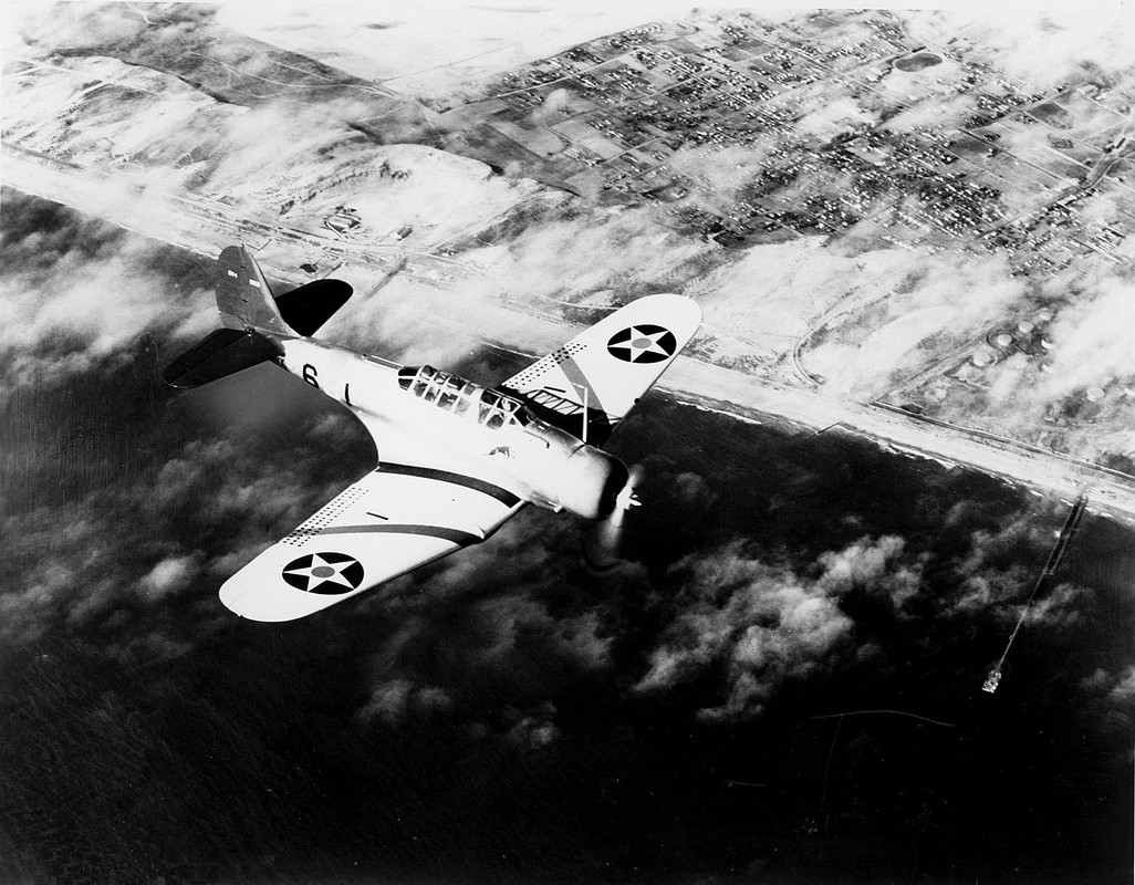 Northrop BT-1 del escuadrón de bombarderos VB-6 en vuelo. VB-6 fue asignado al portaaviones USS Enterprise CV-6
