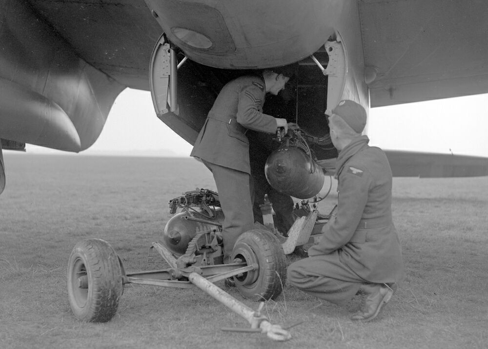 Dos operarios de la RAF cargado bombas en un Mosquito en los aÃ±os 1940