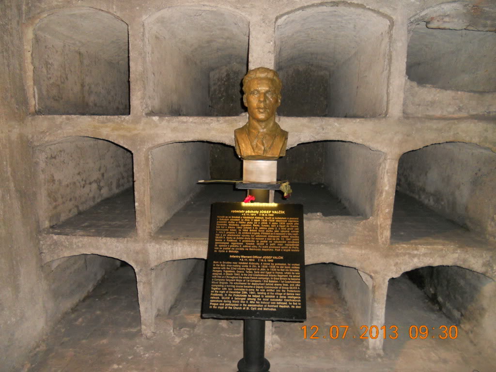 Busto de cada uno de los héroes que se encuentra en el pasillo de la Cripta