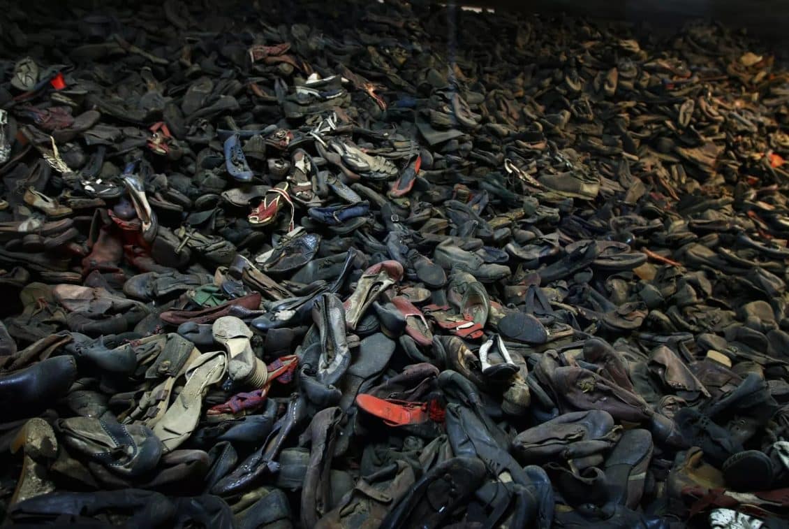 Zapatos de las víctimas del genocidio en el campo de concentración nazi de Auschwitz. Chris Jackson. Getty Images
