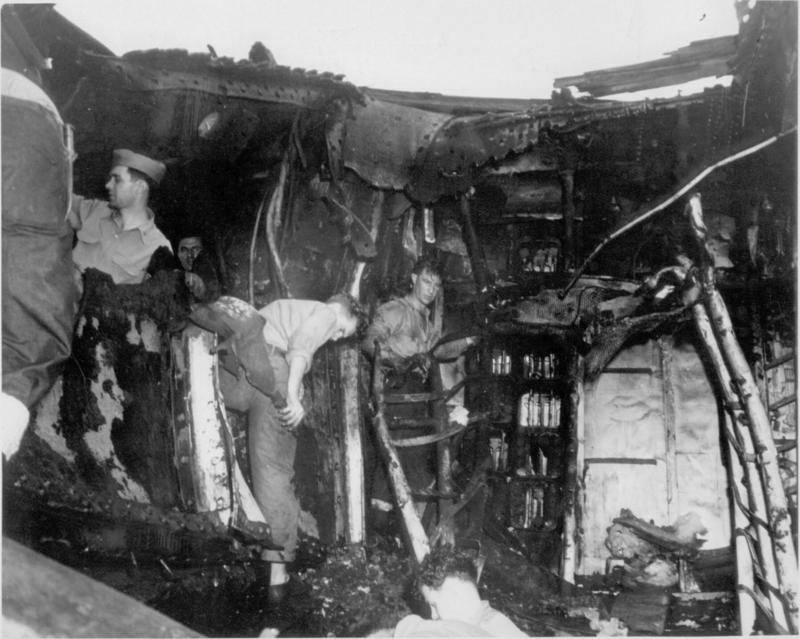 Efectos causados por una bomba en el pañol de munición a babor, en la cubierta principal