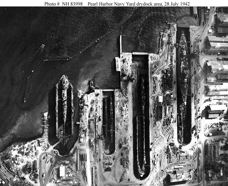 Vista aérea del área de dique seco del Pearl Harbor Navy Yard, Oahu, Hawai el 28 de julio de 1942. El pequeño dique seco en el centro contiene al Growler SS-215 y al Nautilus SS-168. Obsérvense las redes anti-torpedo y barreras que protegen esta área