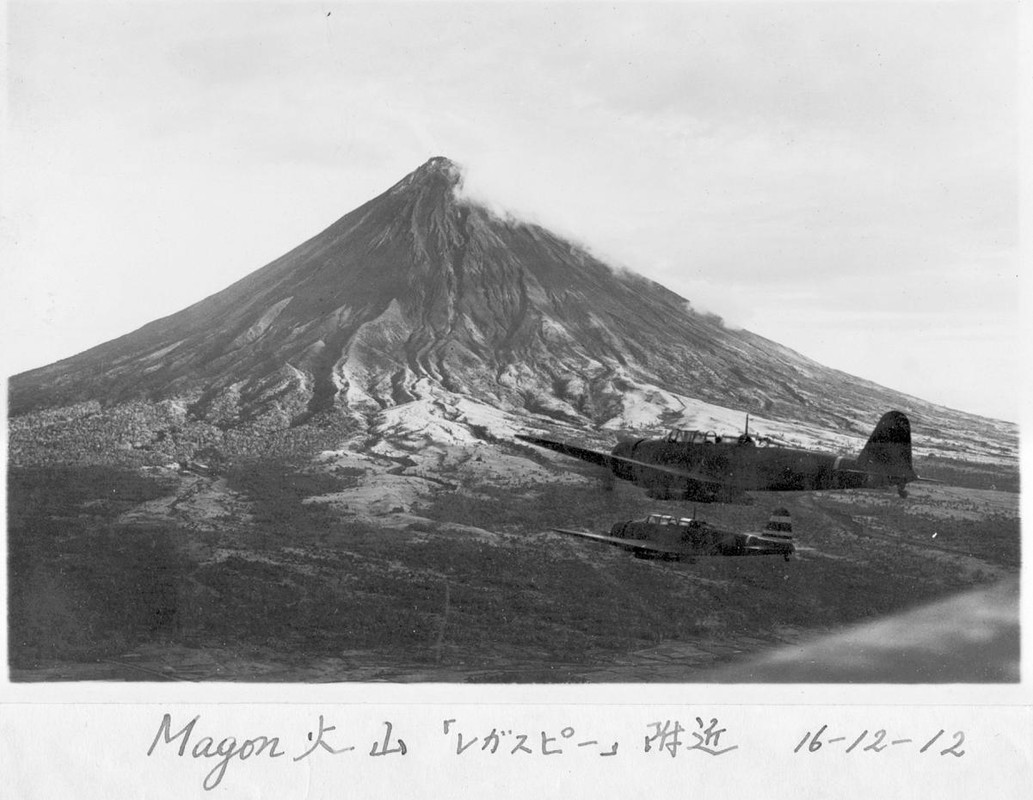 El 12 de diciembre de 1941, al pie del volcán Mayon, los bombarderos B5N1 Kate del portaaviones IJN Ryujo lanzaron su ataque contra Legazpi, en la parte sureste de Luzón