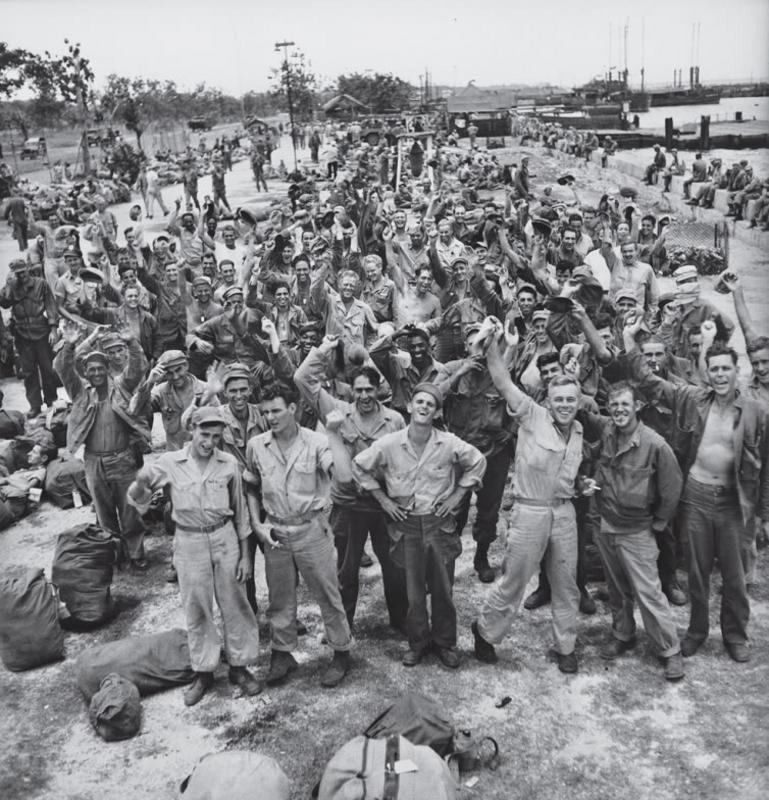 Las tropas estadounidenses en Filipinas celebran la noticia largamente esperada de la rendición sin condiciones de Japón en agosto de 1945. Timepix - Time Life Pictures - Getty Images. Time Life Pictures