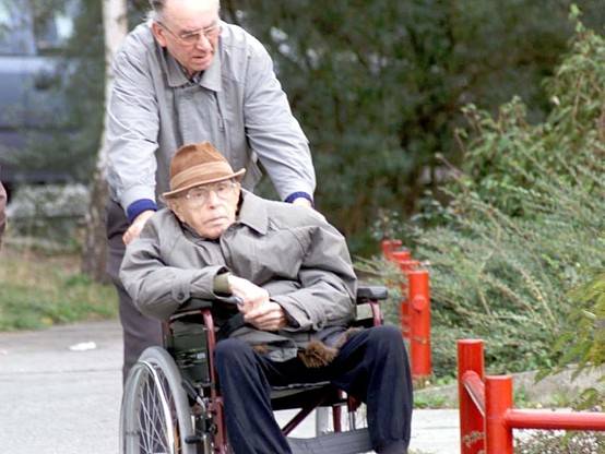 Un viejo compañero empuja al ex jefe de la Stasi Erich Mielke en una silla de ruedas