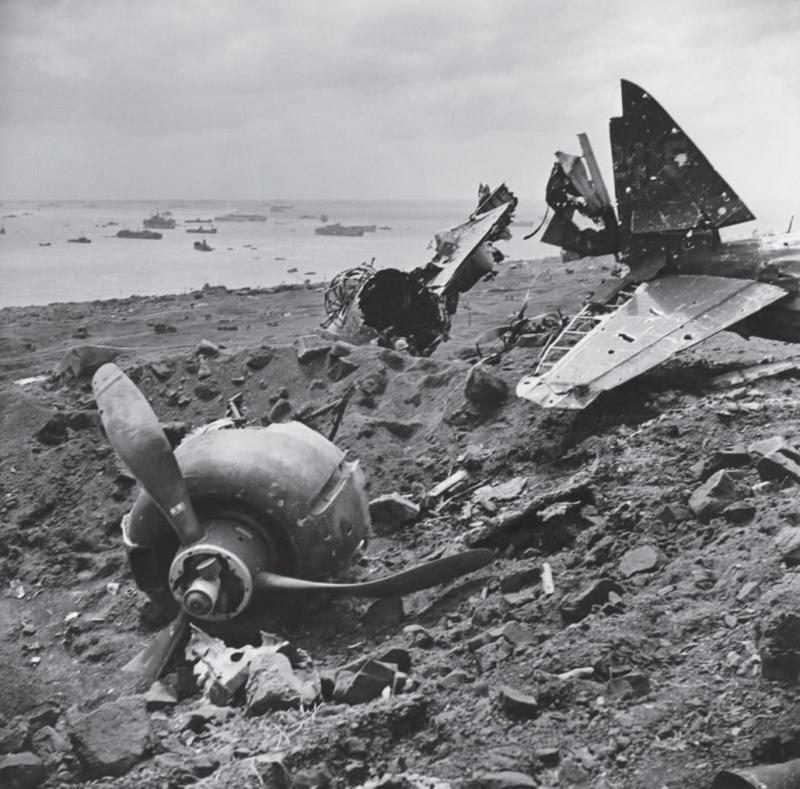 Inédito. Un ejemplo de una dura batalla, Iwo Jima, también se luchó en el aire, cuando las tropas estadounidenses y japonesas se enfrentaron por el control de la pequeña isla del Pacífico. Timepix - Time Life Pictures - Getty Images. Time Life Pictures