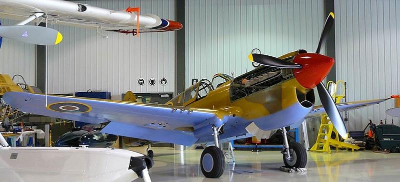 Curtiss P-40E-1CU Kittyhawk con número de Serie 18626 41-36105 ET751 se conserva en el Vintage Wings of Canada de Ottawa, Canadá