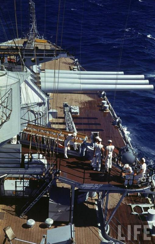 La tripulación del USS Idaho, preparada para disparar uno de los cañones de 14 pulgadas durante las maniobras. 1941