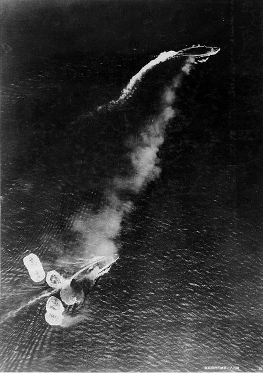 Fotografía aérea de la fuerza Z tomada por los japoneses al momento de comenzar el ataque con bombas, El HMS Repulse aparece en la parte inferior de la fotografía