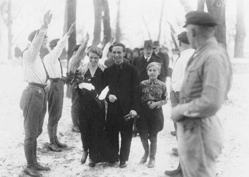 Boda J. Goebbels. En el camino a la iglesia. 19 de diciembre de 1931
