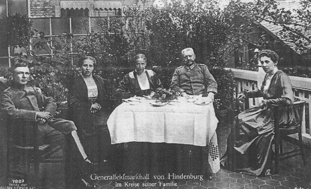Paul von Hindenburg reunido con su familia con motivo de su 70 cumpleaños en 1917