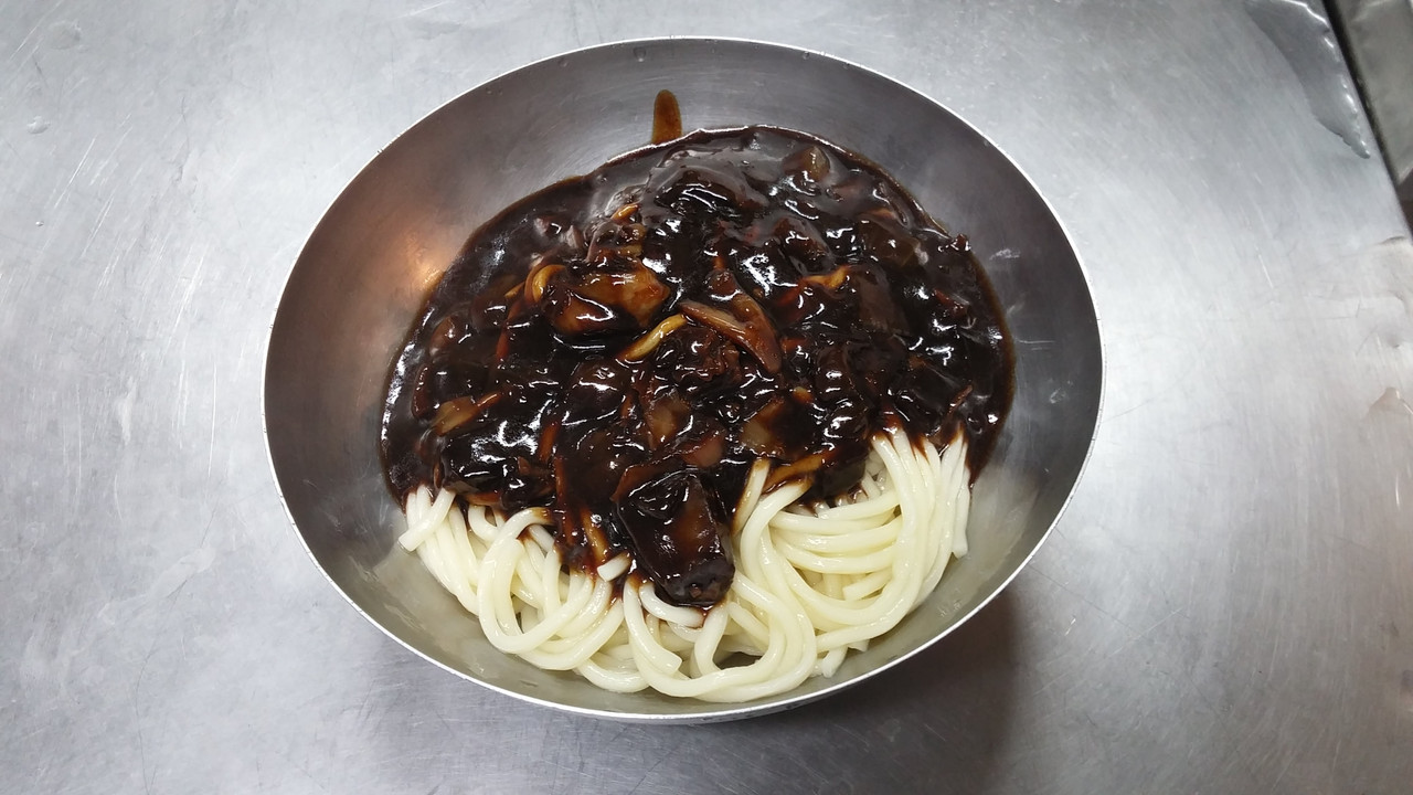 170 jajang myeon (noodles with jajang sauce)