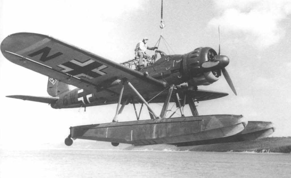 Arado Ar 196 A3 6W+N mientras es ascendido a un buque por medio de la grua