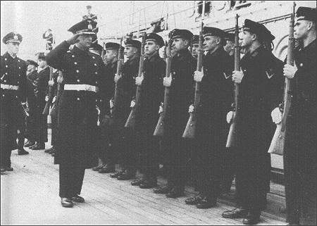 El Capitán de Navío Ernst Lindemann pasa revista a la guardia de honor el 24 de agosto de 1940