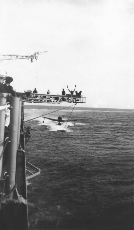 Recuperación de un Curtiss SC-1 Seahawk en el Mar de China, 1945