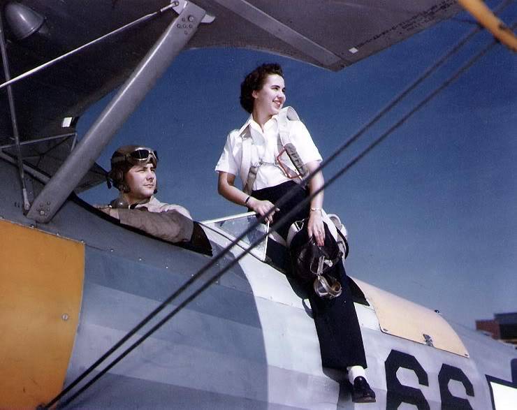 Una Alumna sale de la cabina de un Stearman N2S, después de un vuelo de orientación en la Estación Aéreanaval Ottumwa, Iowa EE.UU., alrededor de 1944