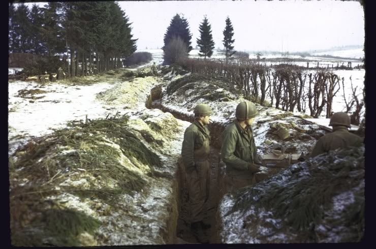 Tropas estadounidenses en una trincheras en el bosque de las Ardenas, durante la Batalla de las Ardenas