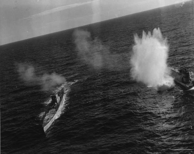 Submarinos alemanes U-66 Type IXC y a la derecha el U-117