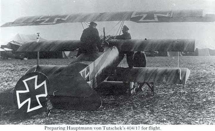 Preparando el Fokker Dr.I 404 17 del capitán de Tutschek para el vuelo