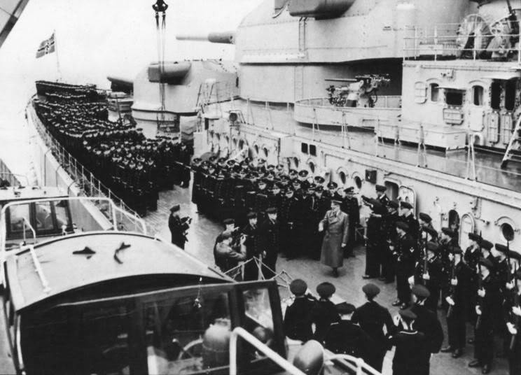 El 5 de mayo 1940, Adolf Hitler inspecciona el DKM Bismarck en Gotenhafen, Gdynia, Polonia
