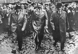 Hitler con Gustav Krupp, a la derecha, 1934
