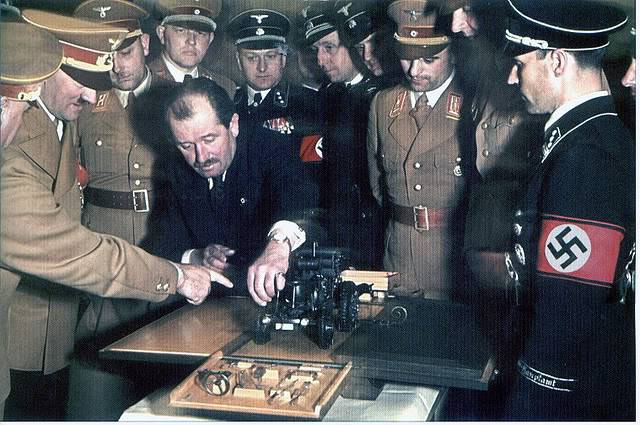Porshe exhibe ante Adolf Hitler y oficiales el prototipo a escala del Mercedes SSK