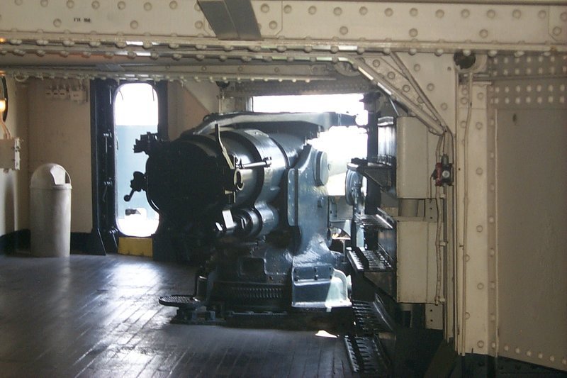 Desde el lado de estribor, se aprecian uno de los cañones secundarios originales de 130 mm