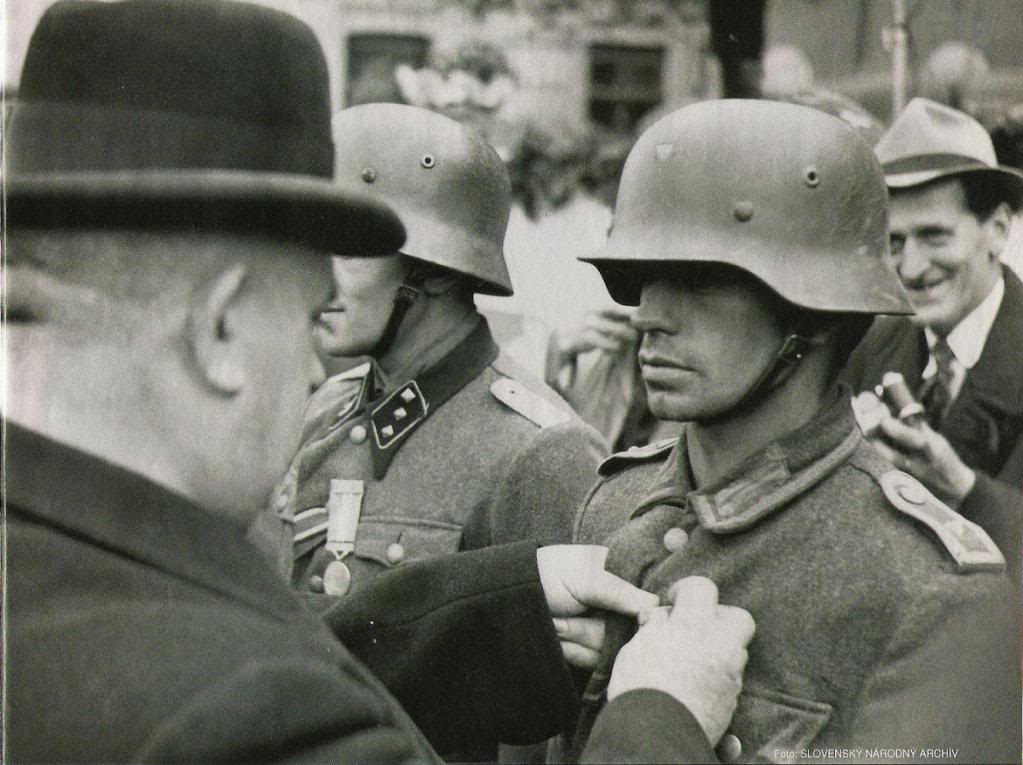 Jozef Tiso otorga una medalla a un sargento alemán en 1944