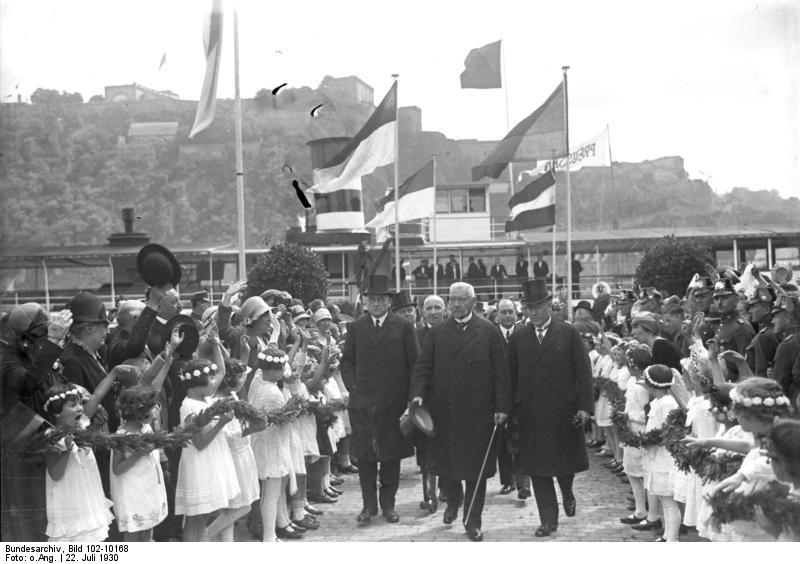 Presidente de Alemania Paul von Hindenburg, centro y ministro-presidente de Prusia Otto Braun llega para la celebración de la final de la ocupación aliada de Renania en Koblenz el 22 de julio de 1930