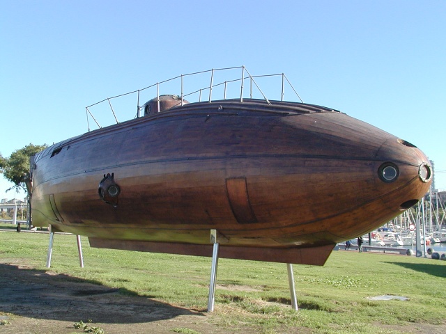Réplica del submarino de madera Ictíneo II en el Puerto Viejo de Barcelona