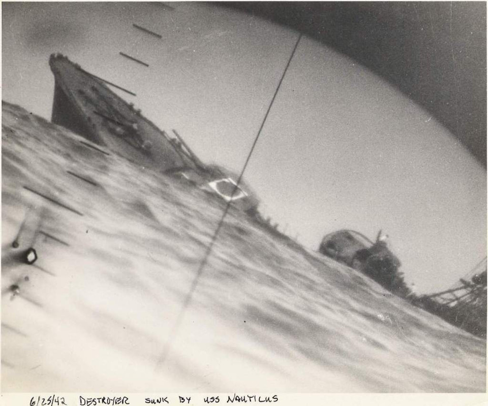 Captura del hundimiento del destructor Yamakaze por el Nautilus SS-168 el 25 de junio de 1942