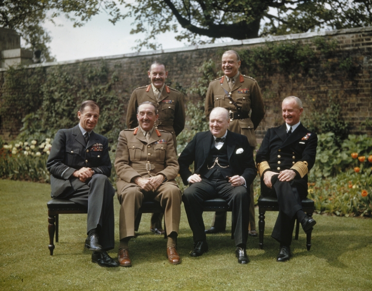 Winston Churchill con sus jefes de estado mayor en el jardín del número 10 de Downing Street el día que Alemania se rindió a los aliados, 7 de mayo de 1945