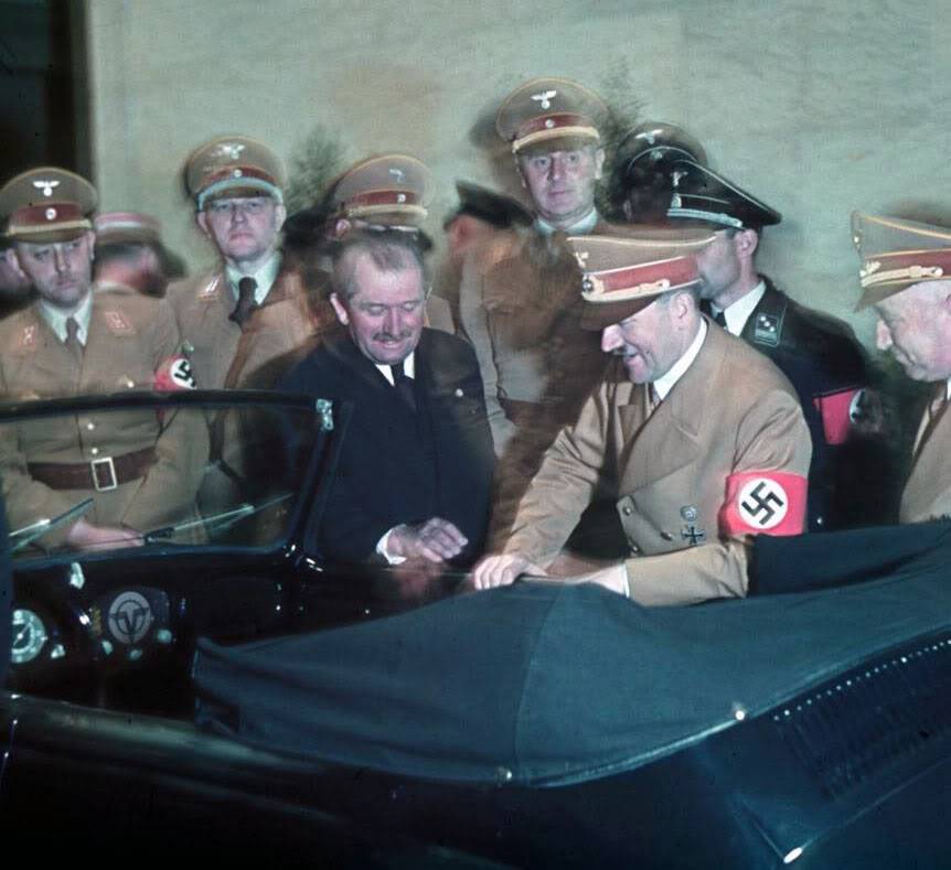 Ferdinand Porsche presenta a Hitler un descapotable