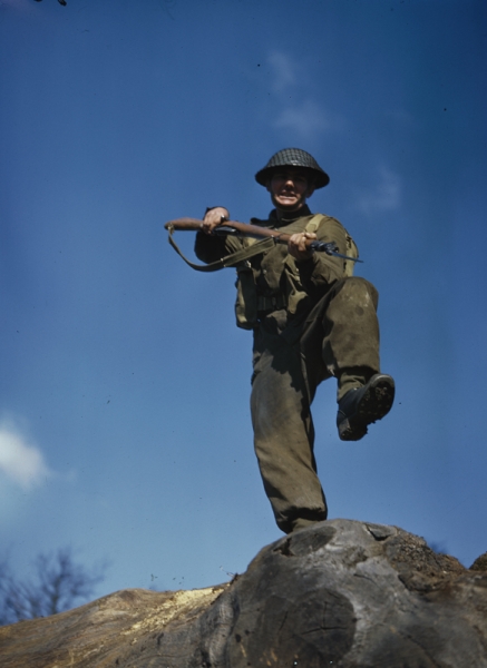 El soldado Henderson practica un asalto con una bayoneta durante un entrenamiento en 1944