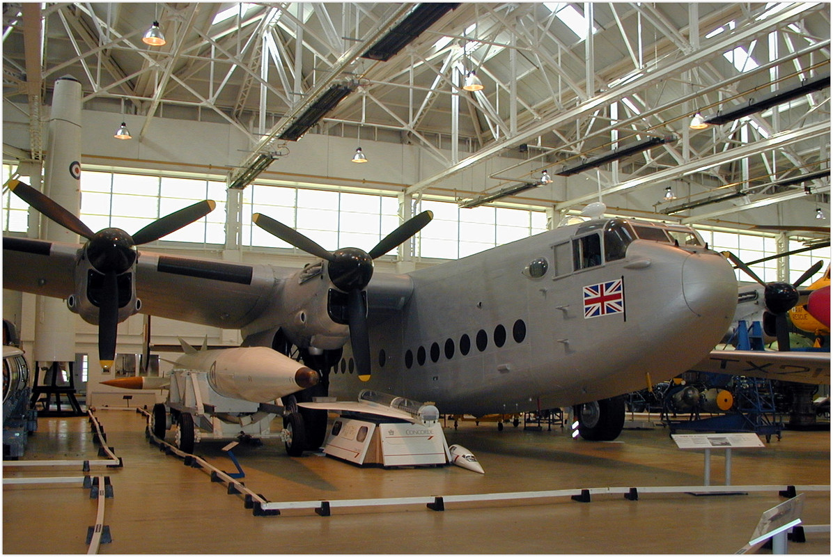 Avro 685 York C.1 TS798 conservado en el Royal Air Force Museum Cosford