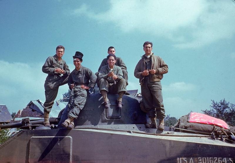 La tripulación de un blindado americano se toma un descanso camino a la ciudad de Avranches, Normandía, el verano de 1944