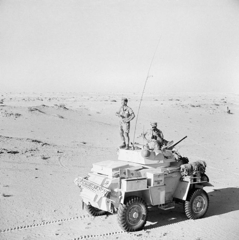 Un Humber Mk II patrullando al sur del Alamein, en Julio de 1942