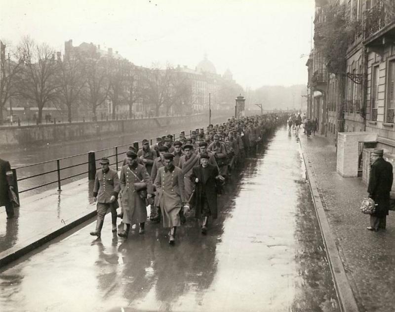 Miembros de la policía militar alemana y agentes de la Gestapo capturados en la ciudad de Estrasburgo son escoltados por las fuerzan francesas a la 3ª División de Infantería de EE.UU.