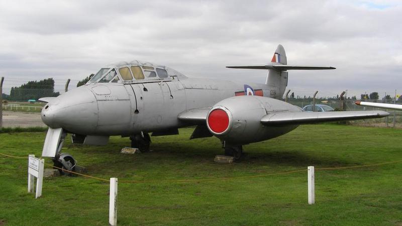 Gloster Meteor T7 con número VZ634 de la RAF conservado en el Newark Air Museum