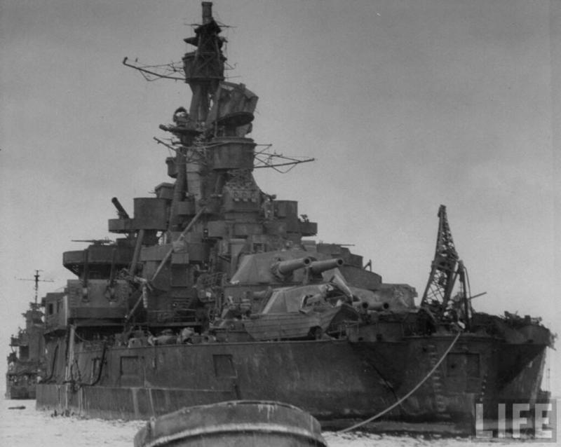 Vista del USS Nevada después de la explosión Atómica producida en el Atolón Bikini