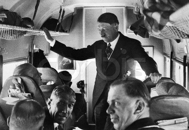 Hitler hablando con Werner von Blomberg, Franz Von Papen y Julius Schaub durante un vuelo en la campaña de Hitler