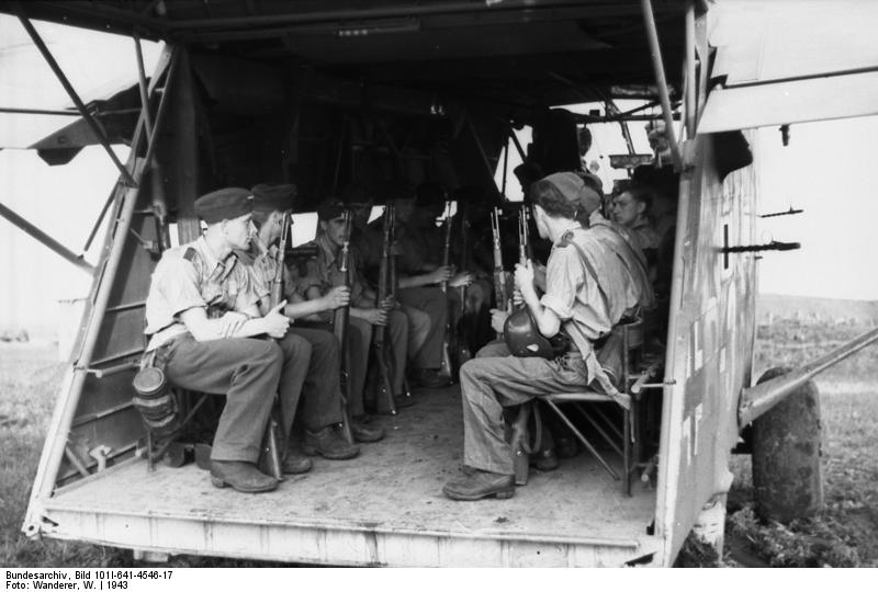 Tropas alemanas sentadas en un Go 242, Rusia, 1943. El planeador está equipado con ametralladoras defensivas