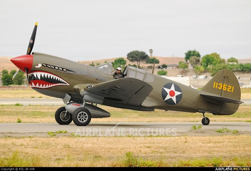 Curtiss P-40E Kittyhawk IA con número de Serie 15411 AK940 N940AK se conserva en el Banta Aviation de Livermore, California