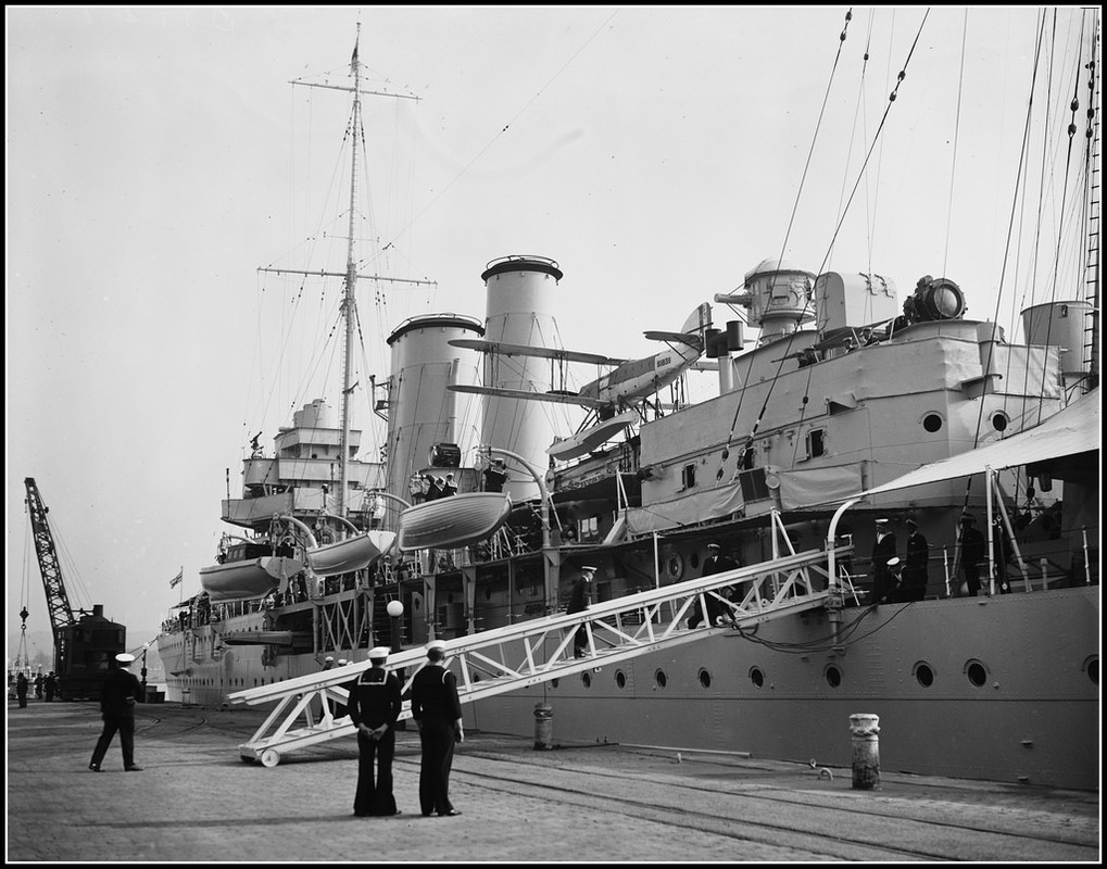 El HMS York y su Fairey Seafox, amarrado en algún puerto de EE.UU, en 1935