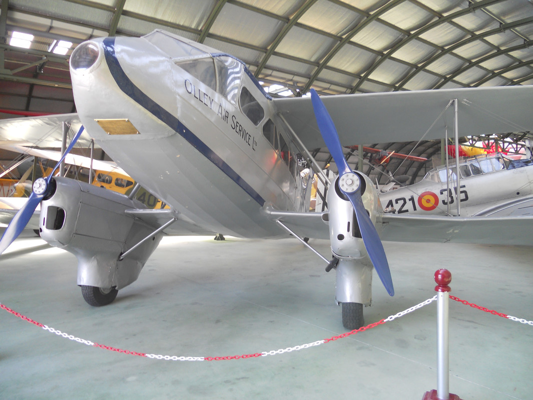De Havilland DH-89 Dragon Rapid.Pintado con la librea utilizada en el viaje que llevó a Franco