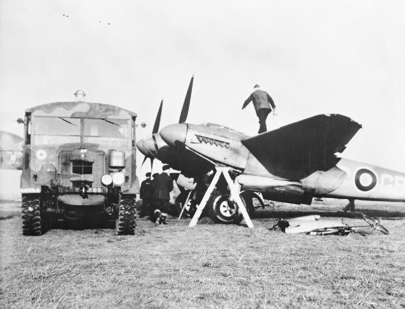 De Havilland Mosquito B Mark IV, DK336, del 105Âº EscuadrÃ³n de la RAF siendo preparado en el aerÃ³dromo de Marham, Norfolk, para la OperaciÃ³n Oyster, el ataque diurno a las instalaciones de Philips en Eindhoven, Holanda, en 1942