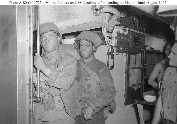 Dos Marines en el Nautilus SS-168 listos para desembarcar en la isla Makin, el 17 de agosto de 1942