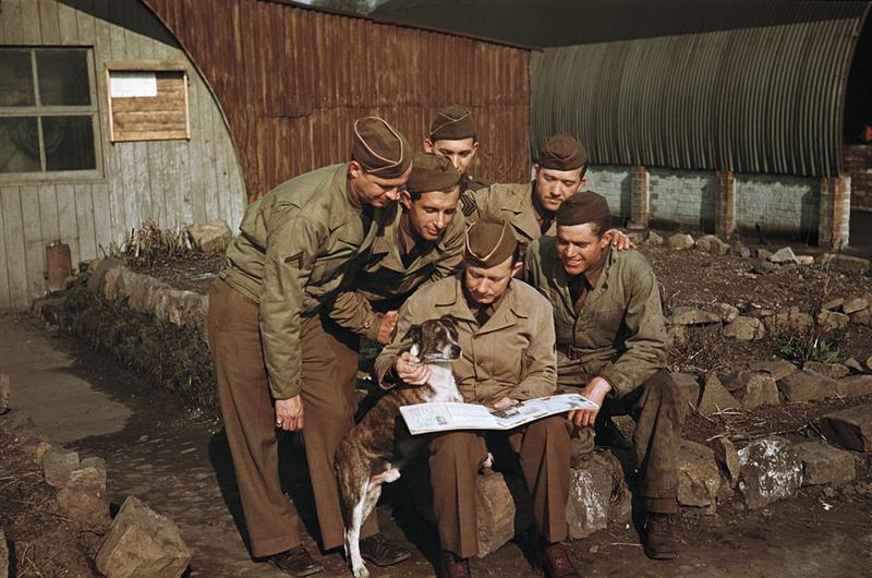 Soldados americanos y su perro leen un álbum de recortes durante una ruptura en la formación en Irlanda del Norte, 1942. Las mascotas estaban permitidas como incentivos de la moral y compañeros durante la guerra, un recuerdo de la vida en casal