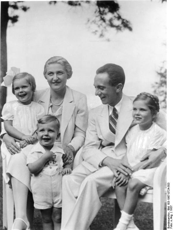 Magda y Joseph Goebbels con sus hijos